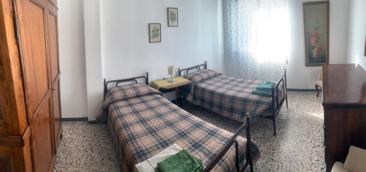 Casa Bianca 4 - Confortevole In Centro A โมเนเลีย ภายนอก รูปภาพ